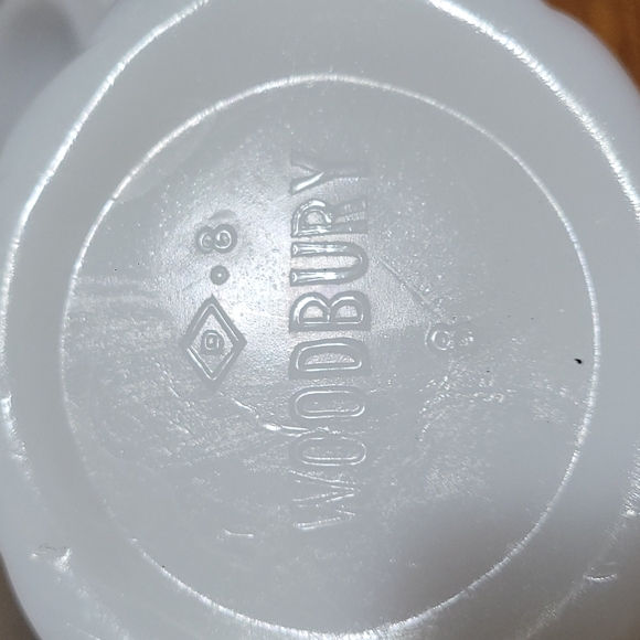 Vintage "WOODBURY" milk glass jars - Picture 3 of 3